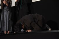 告白をしたあとに土下座をする山田裕貴。