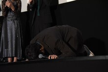 告白をしたあとに土下座をする山田裕貴。