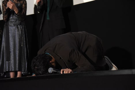 告白をしたあとに土下座をする山田裕貴。