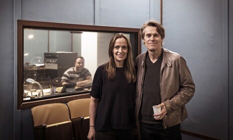 左からジェニファー・ピードン、ウィレム・デフォー。