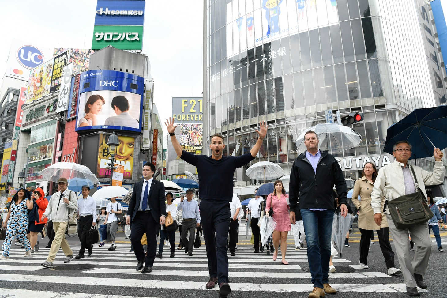 渋谷のスクランブル交差点を歩くライアン・レイノルズ（中央）。