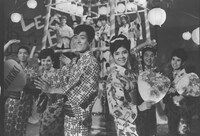 「夢のハワイで盆踊り」 (c)東映