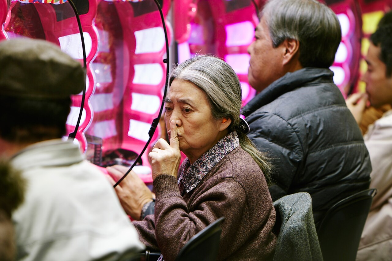 カンヌ受賞作「万引き家族」本編映像、樹木希林が他人のパチンコ玉を万引き