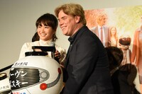 劇中に登場するヘルメットを模した提灯をプレゼントする藤本美貴（左）と受け取るスティーヴン・チョボスキー（右）。