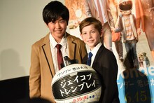 劇中に登場するヘルメットを模した提灯をプレゼントする鈴木福（左）と受け取るジェイコブ・トレンブレイ（右）。