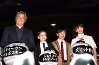 左からスティーヴン・チョボスキー、ジェイコブ・トレンブレイ、鈴木福、藤本美貴。