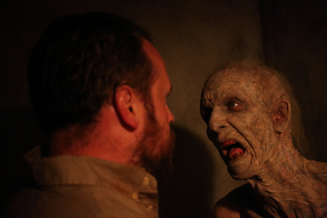 旧日本軍の基地が舞台、不気味な老人やボージョボー人形捉えた「ゲヘナ」新写真14枚