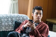ドラマ「ミス・シャーロック」より、山田裕貴演じる鷹山優一。