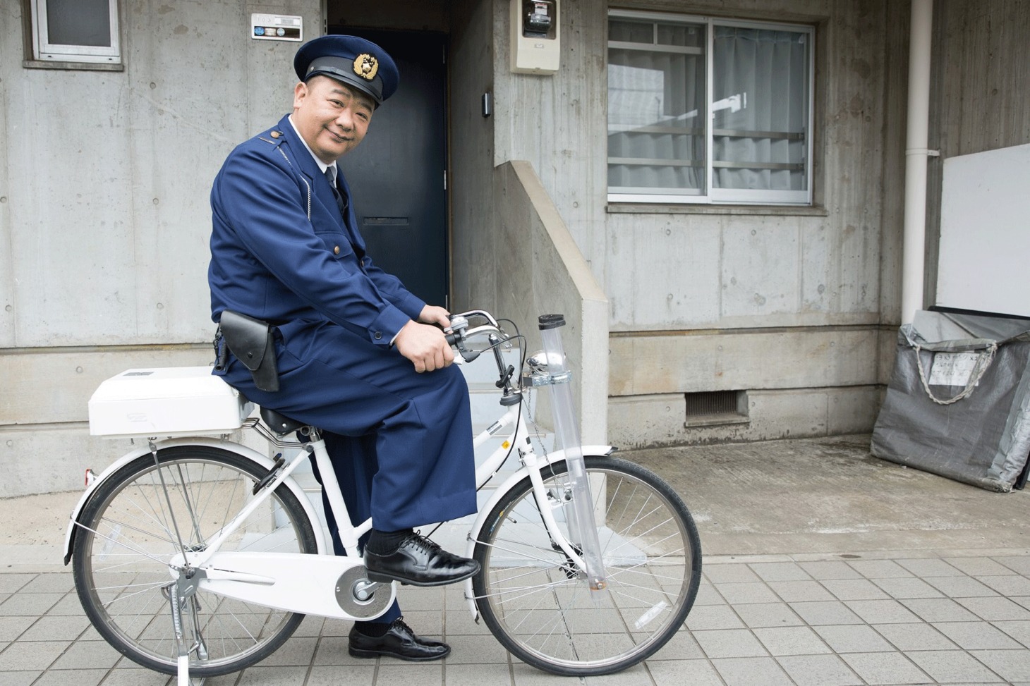 「ルームロンダリング」より、TKO木下演じる警察官の野口。