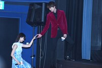 森川葵（左）をエスコートする新田真剣佑（右）。