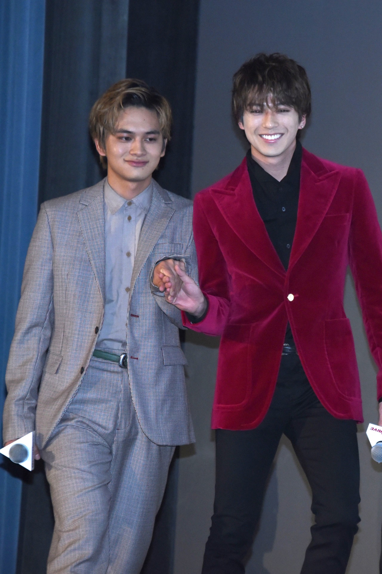 北村匠海（左）をエスコートする新田真剣佑（右）。
