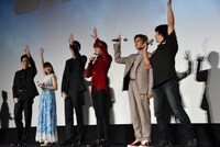 羽住英一郎（右端）に「（続編を）やりたい人？」と聞かれ、挙手するキャストたち。