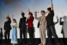 羽住英一郎（右端）に「（続編を）やりたい人？」と聞かれ、挙手するキャストたち。