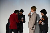 劇中に登場するグータッチを披露することになり、打ち合わせを始める東出昌大（中央左）と新田真剣佑（左端）。