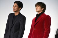 左から東出昌大、新田真剣佑。