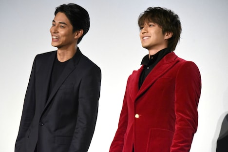 左から東出昌大、新田真剣佑。