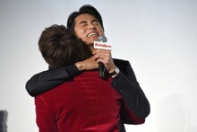 劇中に登場するグータッチを披露するも、失敗してしまった東出昌大（奥）と新田真剣佑（手前）。