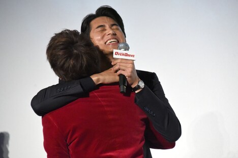 劇中に登場するグータッチを披露するも、失敗してしまった東出昌大（奥）と新田真剣佑（手前）。