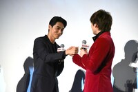 2回目の挑戦でグータッチを成功させた東出昌大（左）と新田真剣佑（右）。