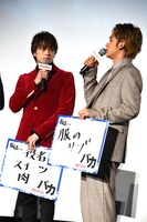 左から新田真剣佑、北村匠海。