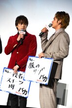 左から新田真剣佑、北村匠海。