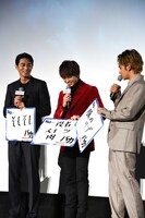 北村匠海（右）にツッコまれる新田真剣佑（中央）。