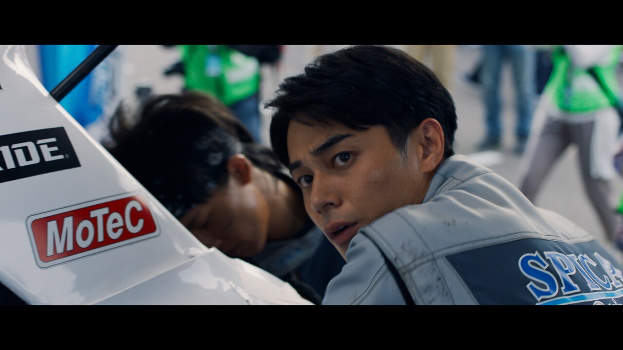 東出昌大演じるメカニックの姿捉えた「OVER DRIVE」特別映像