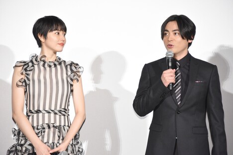 左から長澤まさみ、山田孝之。