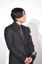 ムロツヨシを見守る山田孝之。