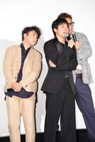 「太賀」と書かれたボードを持ったファンを見つめながら話す太賀（中央）、太賀に寄り添うムロツヨシ（左）と福田雄一（右）。