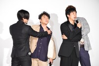 左から山田孝之、ムロツヨシ、太賀、福田雄一。ムロのシャツのボタンを、山田が外す様子。