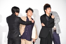 左から山田孝之、ムロツヨシ、太賀、福田雄一。ムロのシャツのボタンを、山田が外す様子。