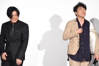 左から山田孝之、ムロツヨシ。