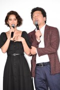 山崎紘菜に近づき、「いい匂い」とつぶやいた佐藤二朗（右）。
