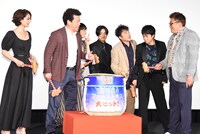 公開を祝い、鏡開きを行う様子。