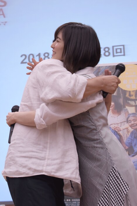 パルムドール獲得を祝し、是枝裕和（左）と抱き合う松岡茉優（右）。