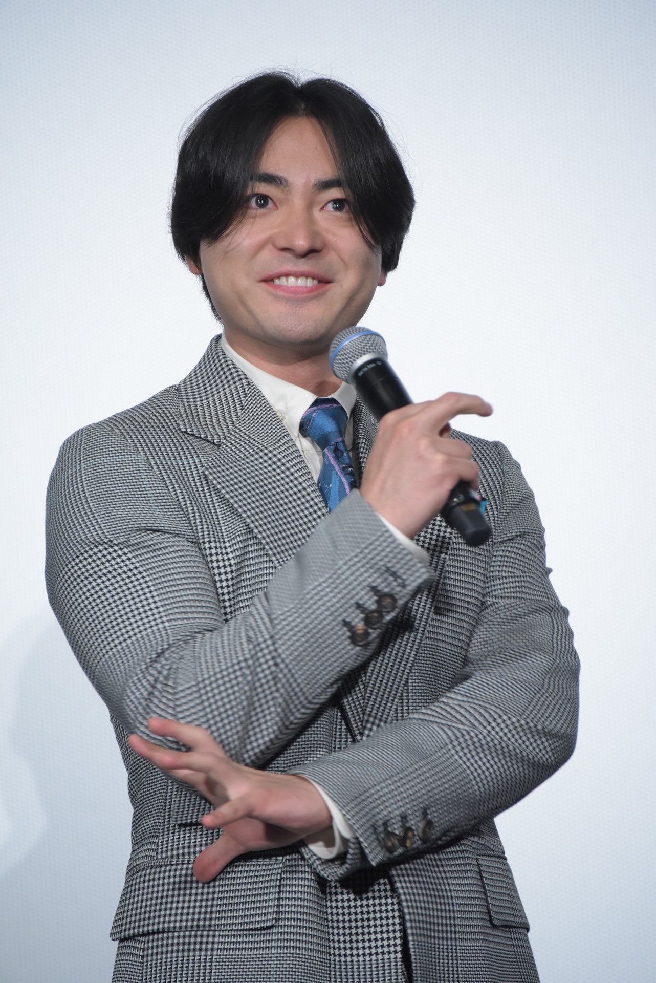佐藤二朗が大きな声を出すときのモノマネを披露する山田孝之。
