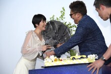 福田雄一から百合の花束を受け取る長澤まさみ。