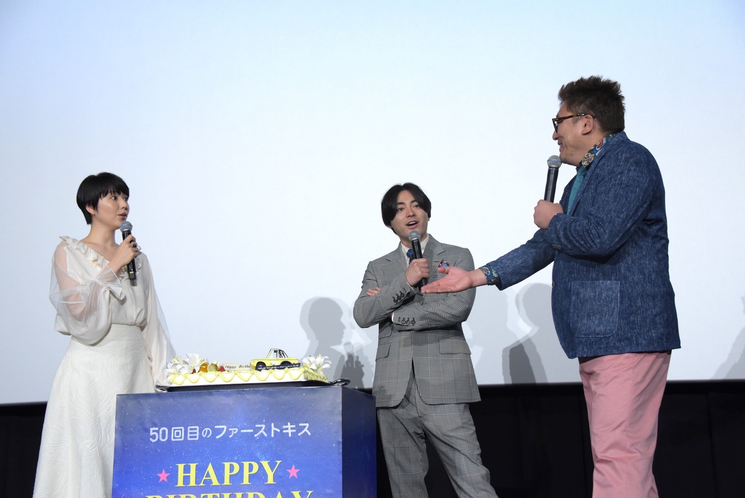 「ケーキを手ですくって食べてもらおう」と言う福田雄一（右）。