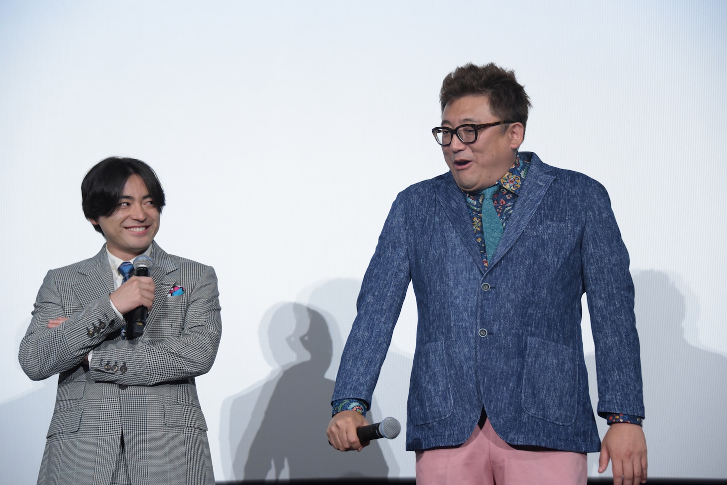 佐藤二朗が大きな声を出すときのモノマネを披露する福田雄一（右）と山田孝之。