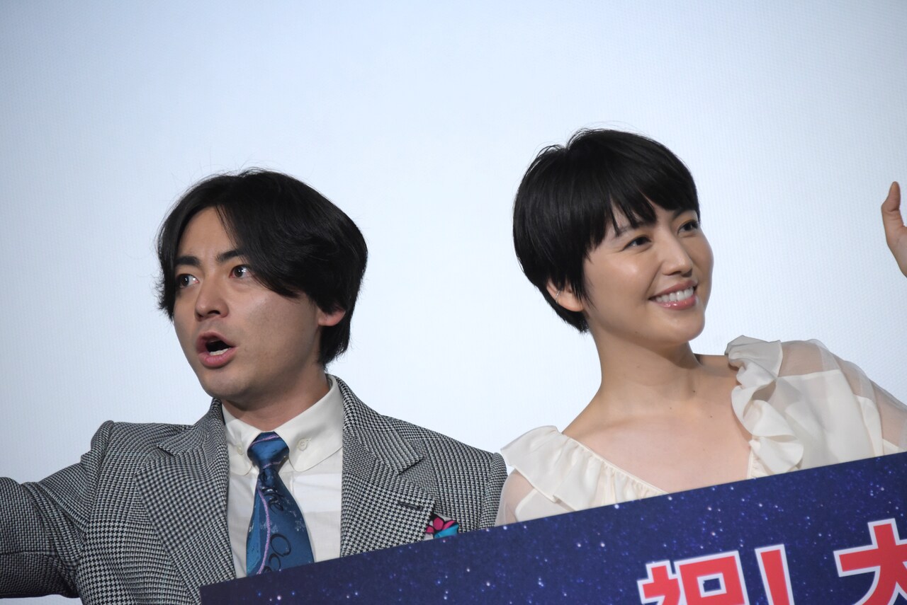 左から山田孝之、長澤まさみ。