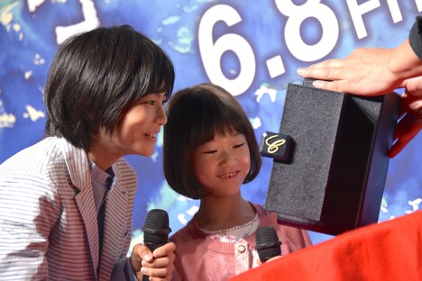 パルムドールのトロフィーに釘付けになる城桧吏（左）と佐々木みゆ（右）。