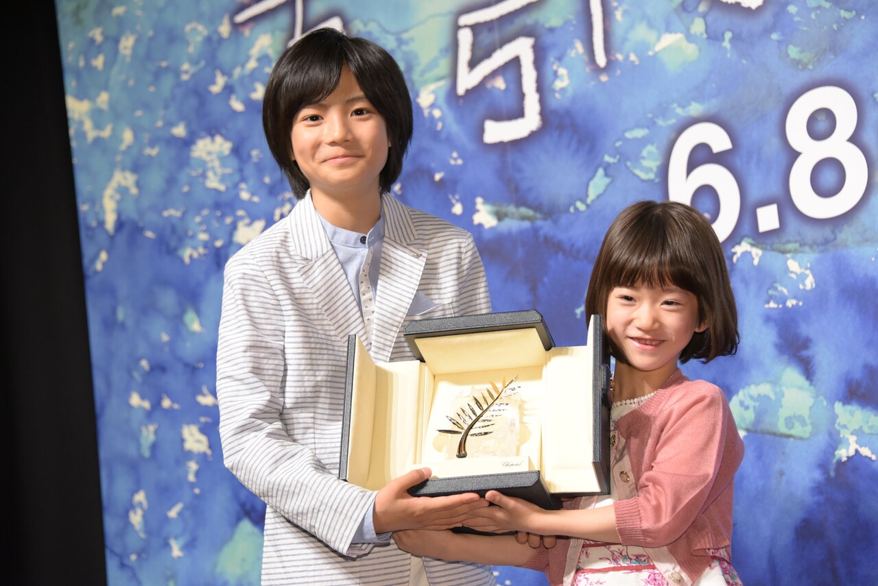 パルムドールのトロフィーを持つ城桧吏（左）と佐々木みゆ（右）。