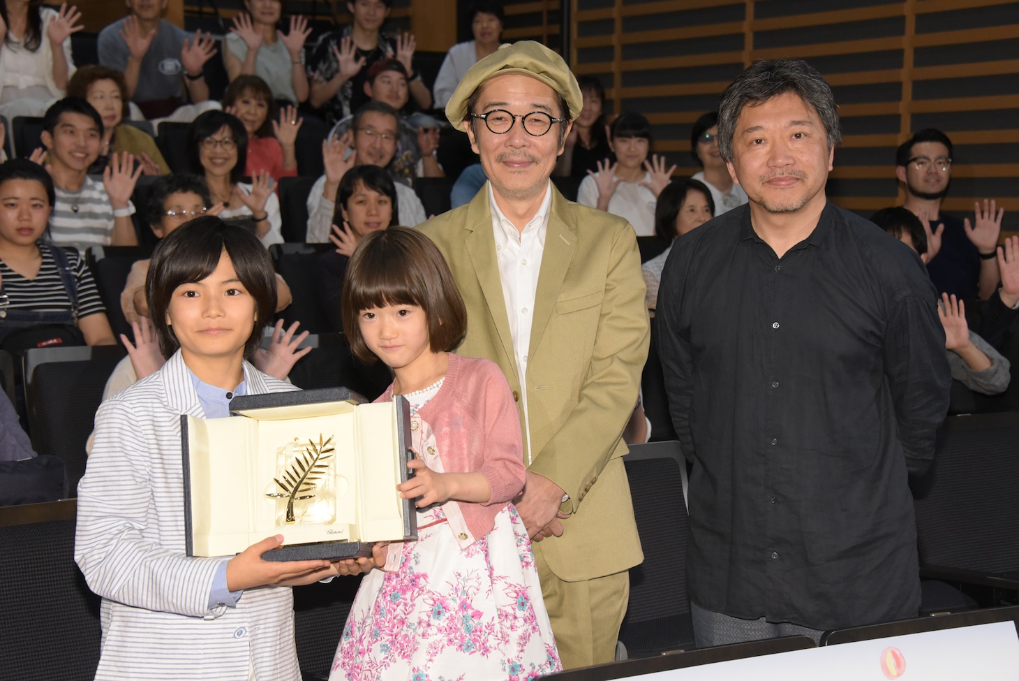 「万引き家族」3世代試写会の様子。左から城桧吏、佐々木みゆ、リリー・フランキー、是枝裕和、。
