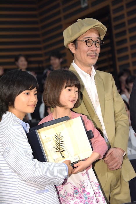 左から城桧吏、佐々木みゆ、リリー・フランキー。