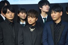 前列左から青柳翔、白濱亜嵐、山下健二郎。