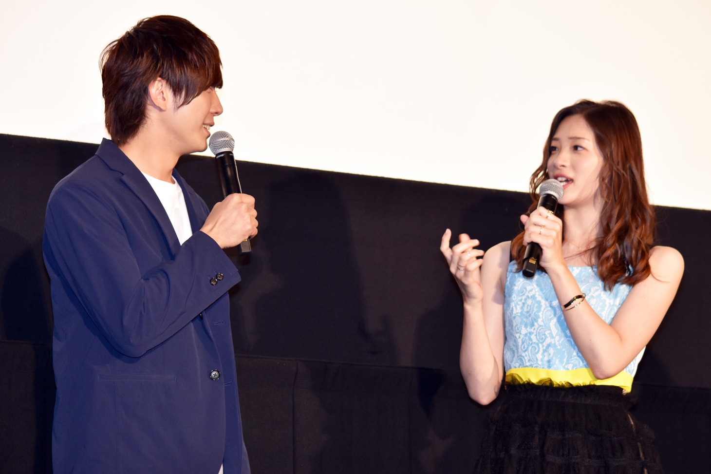 左から田村侑久、足立梨花。