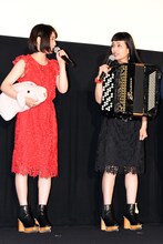 左からチャラン・ポ・ランタンのもも、小春。