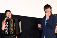 「キスできる餃子」完成披露舞台挨拶の様子。