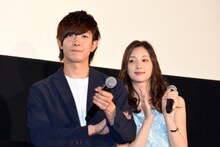 左から田村侑久、足立梨花。